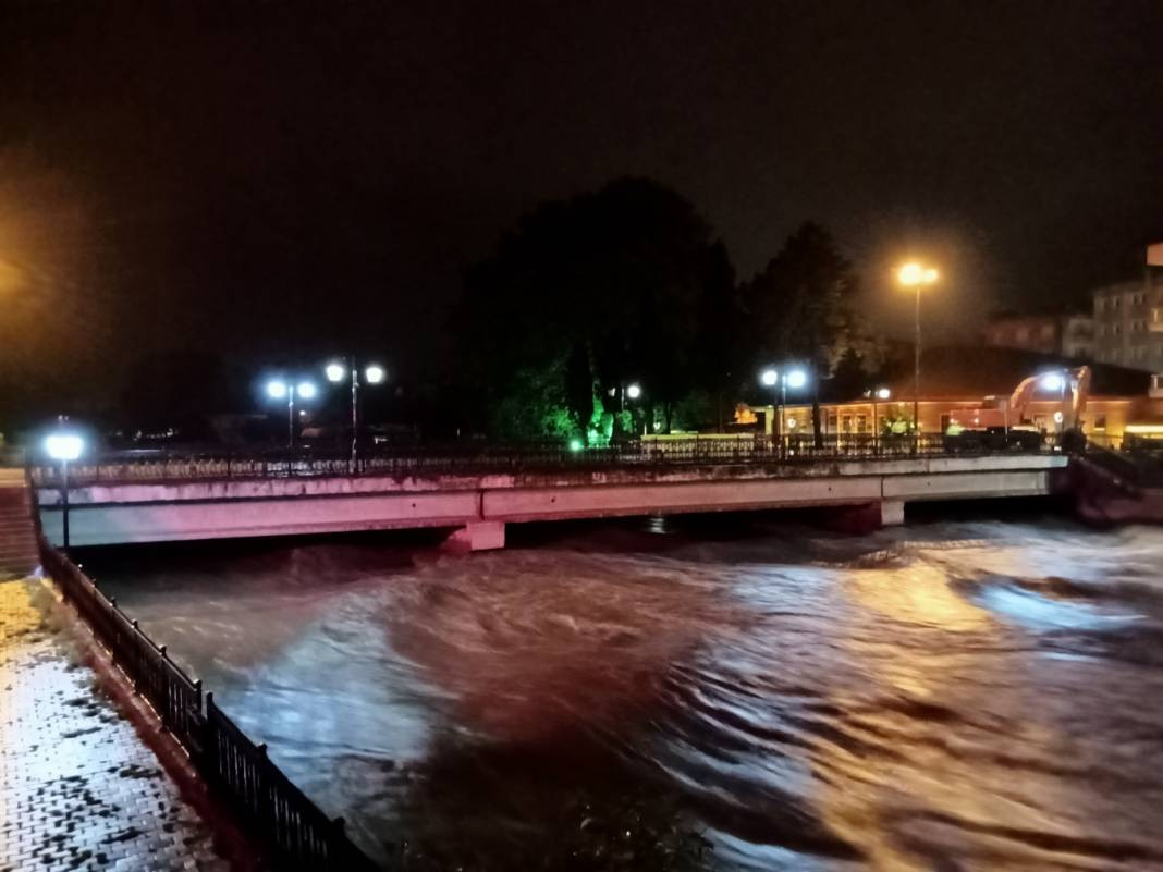 Samsun’u sağanak vurdu: Terme Çayı taştı - Resim: 15